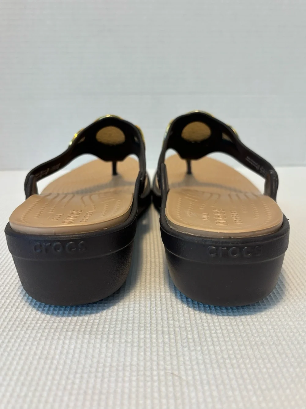 CROCS Comfort Thong Sandals Gold Hammered Medallion SANRAH 11 - Picture 4 of 9